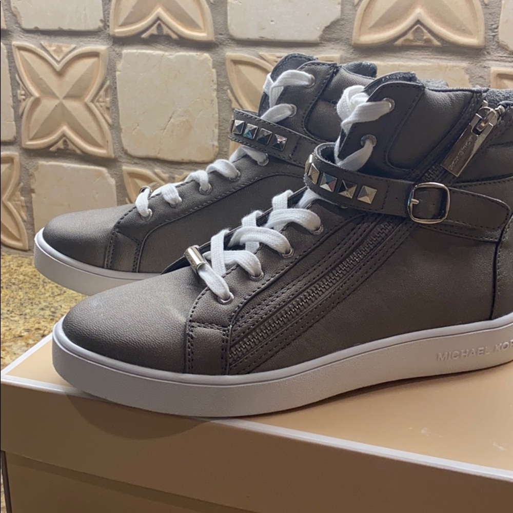 NWT Michael Kors ivy rory silver sneakers